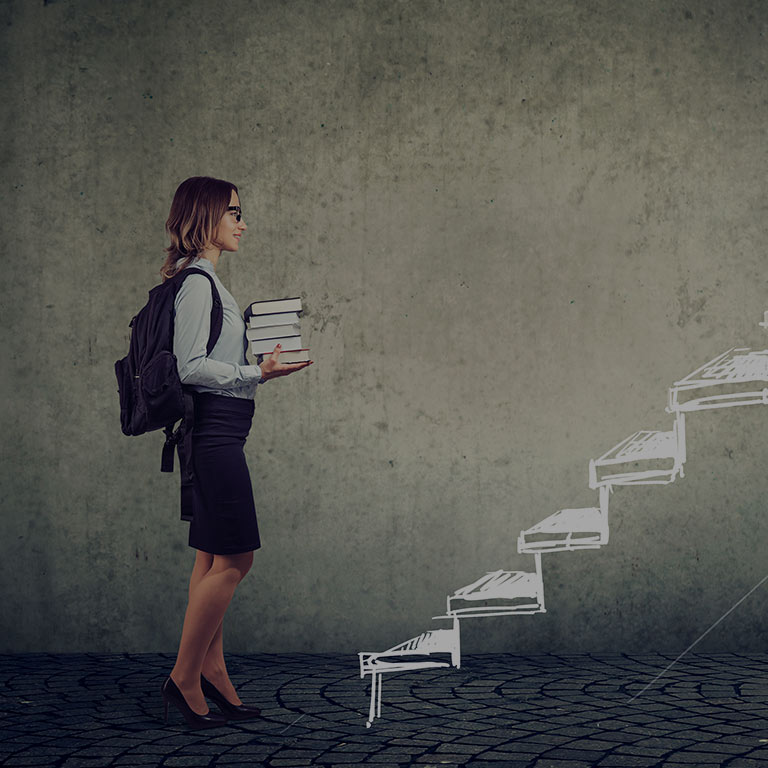 Frau vor einer Treppe